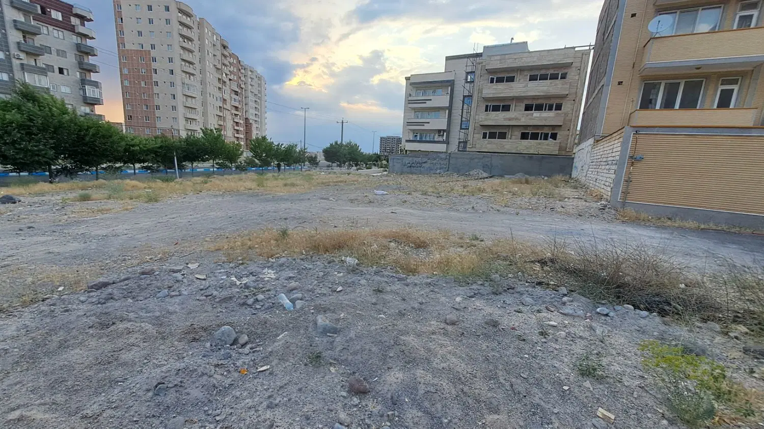 قطعه زمین مسکونی بر دو بانده