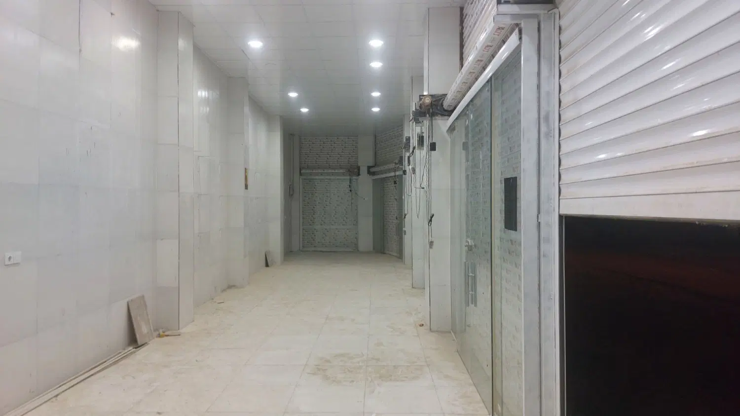 چند دهنه مغازه با هم ۸۵ متر