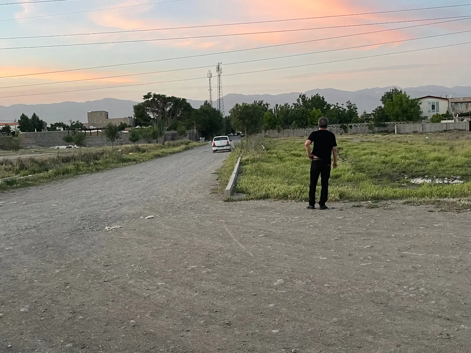 زمین چسبیده به روستای دنگیزک