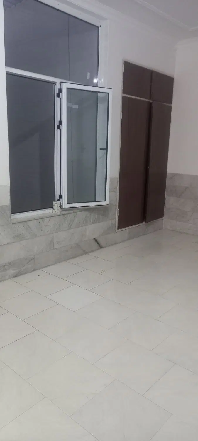 اجاره واحدطبقه بالا ترجیحا بومی ،حداکثر سه نفر