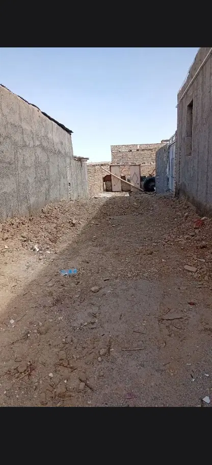 زمین چهار  دیواری قلعه متراژ ۳۰۰ متر دارای انباری