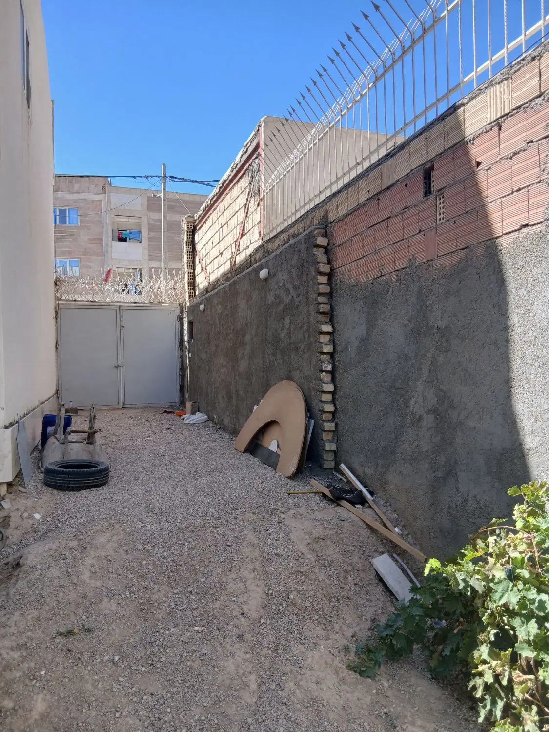 حیاط چهاردیواری