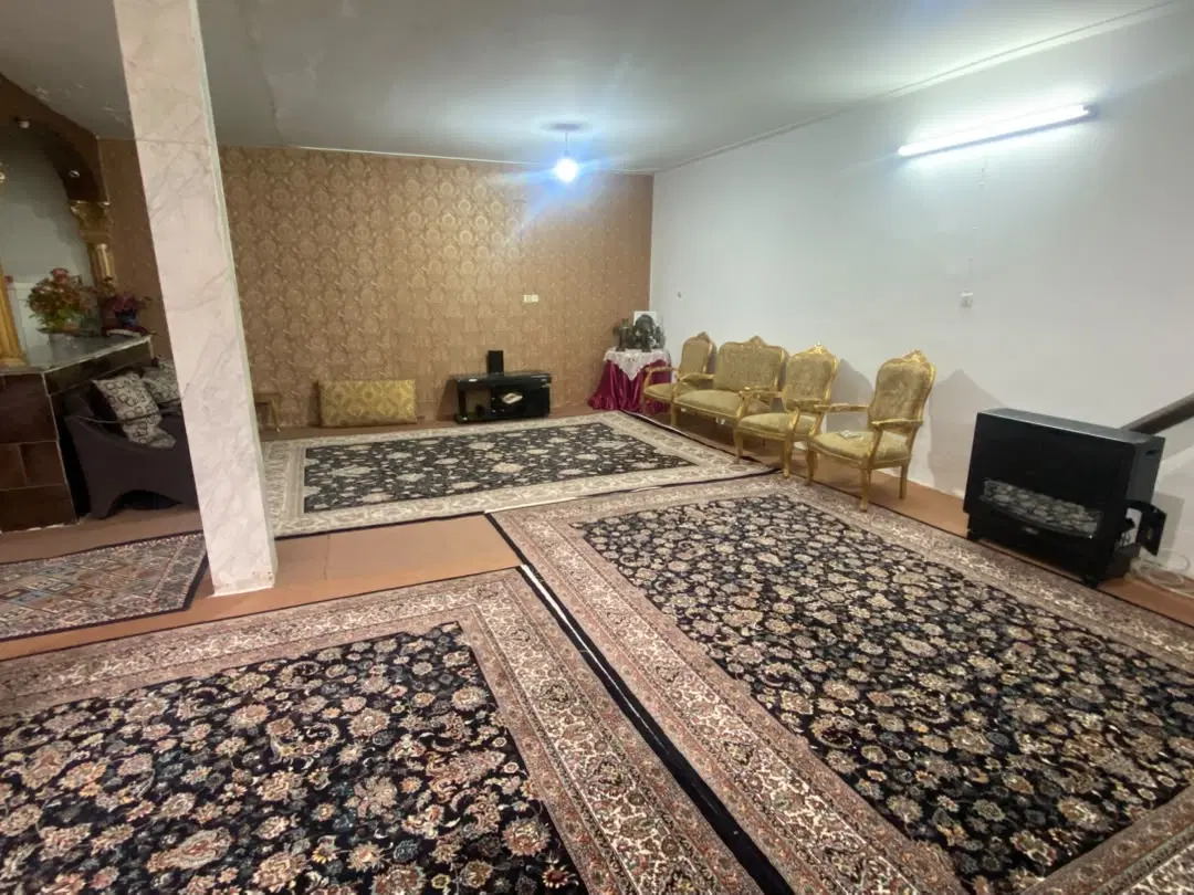 منزل دو طبقه انتهای خیابان بهار
