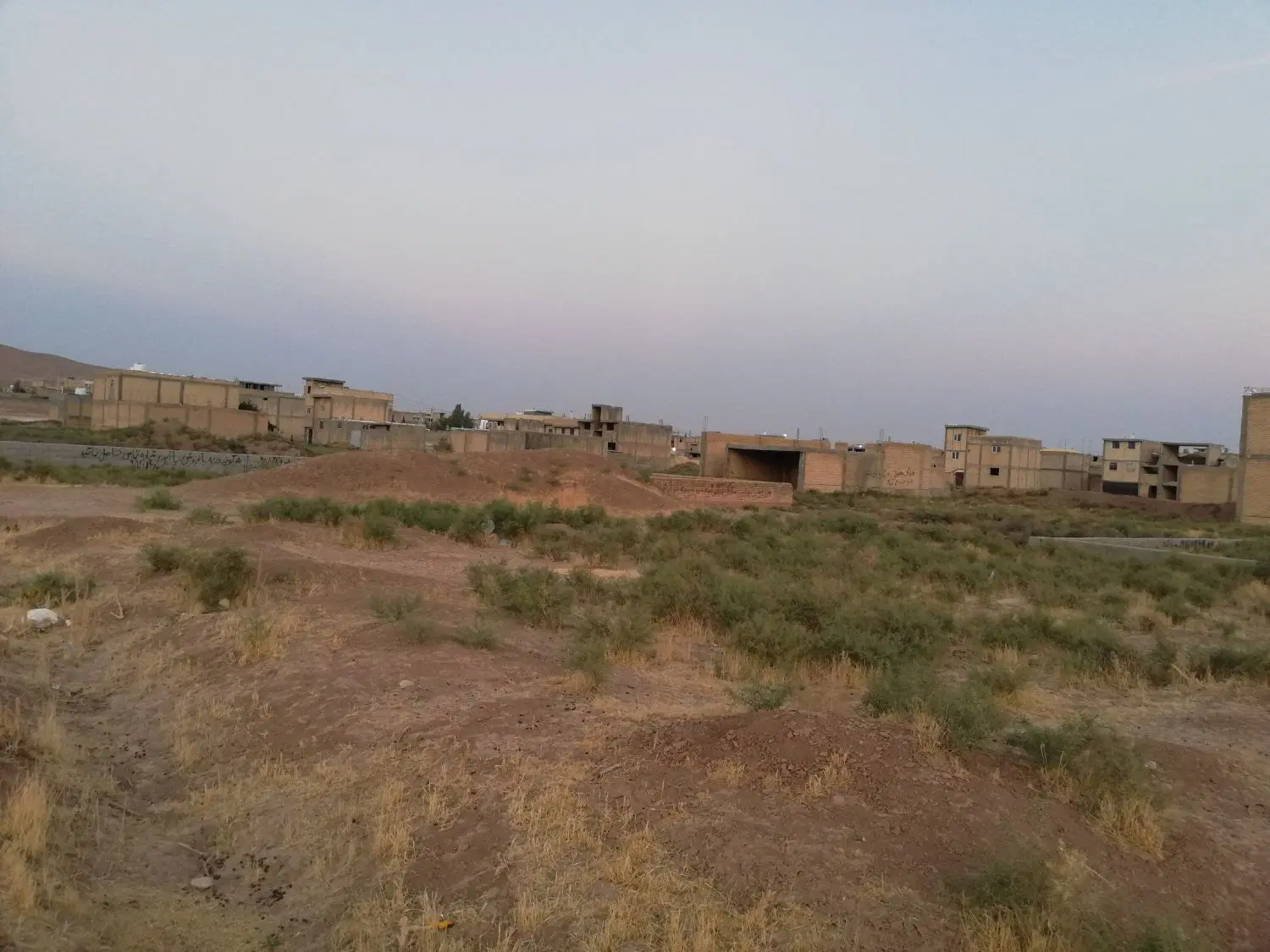 زمین کرونی پشت دبیرستان و درمانگاه