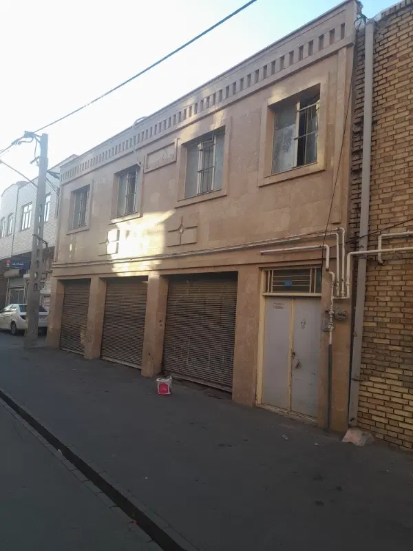واحد مسکونی و۳ باب مغازه ویک زیرزمین