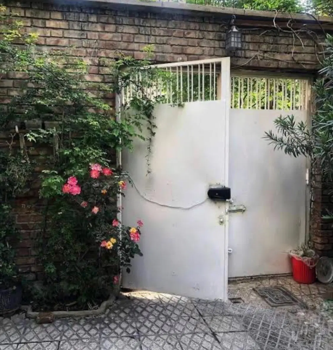 حیاط شخصی ۱۳۰متر ۲خواب با پارکینگ اختصاصی