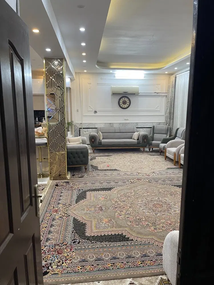 ویلایی دوطبقه ۳۰۰متری بین خیابان پیروزی۱۳ و ۱۵