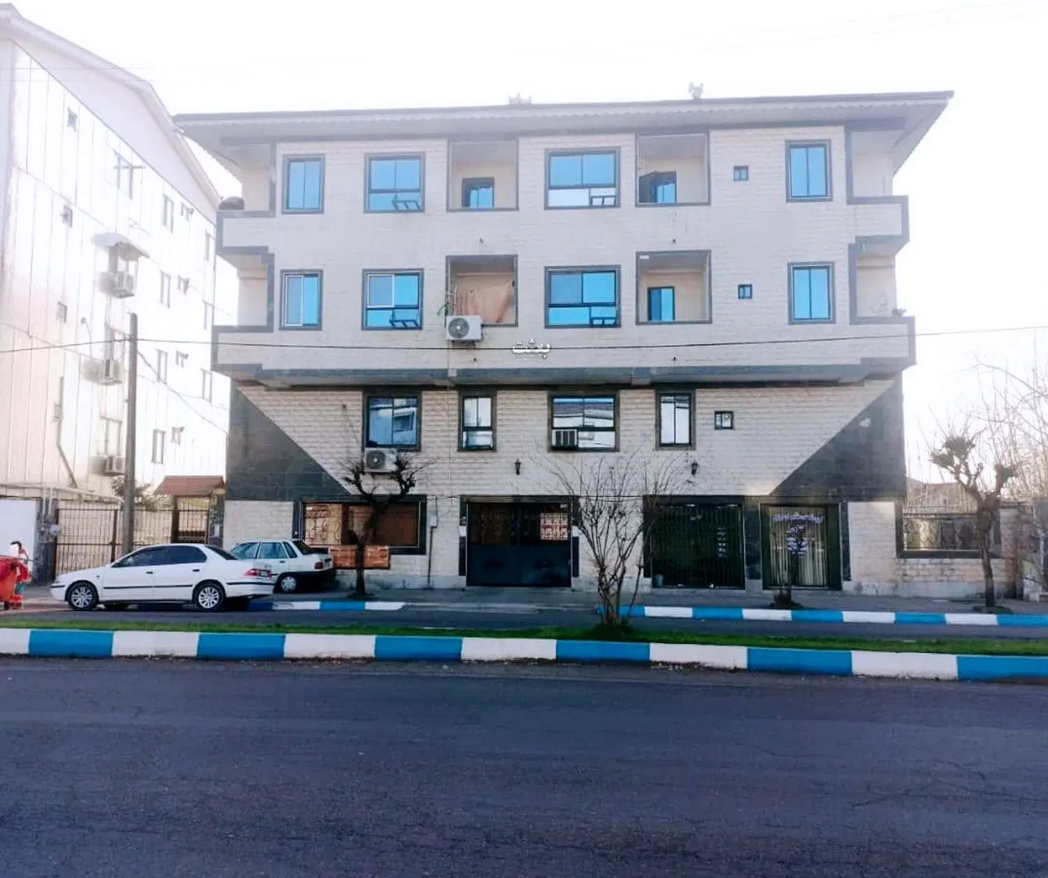 آپارتمان 92متر پارکینگ انباری سند نبش میدان شهدا