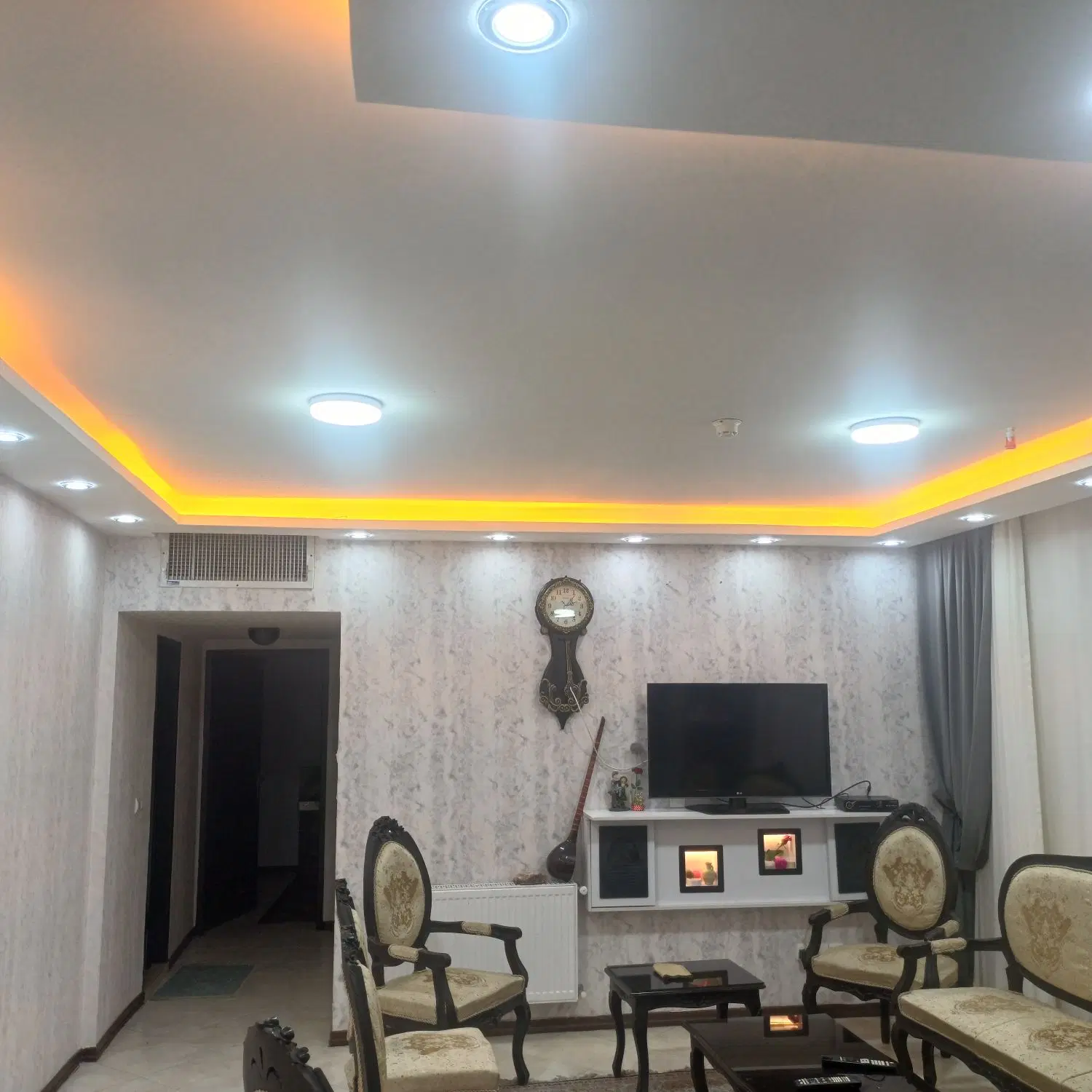 فروش اپارتمان دو خواب کناف کاغذ دیواری پرده