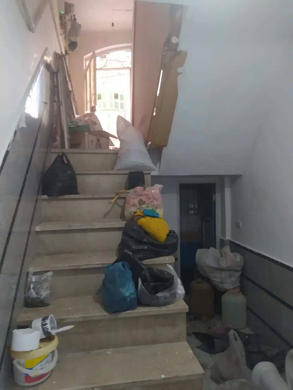 یک باب  منزل زیر زمین راه جدا  هفتاد متر هست