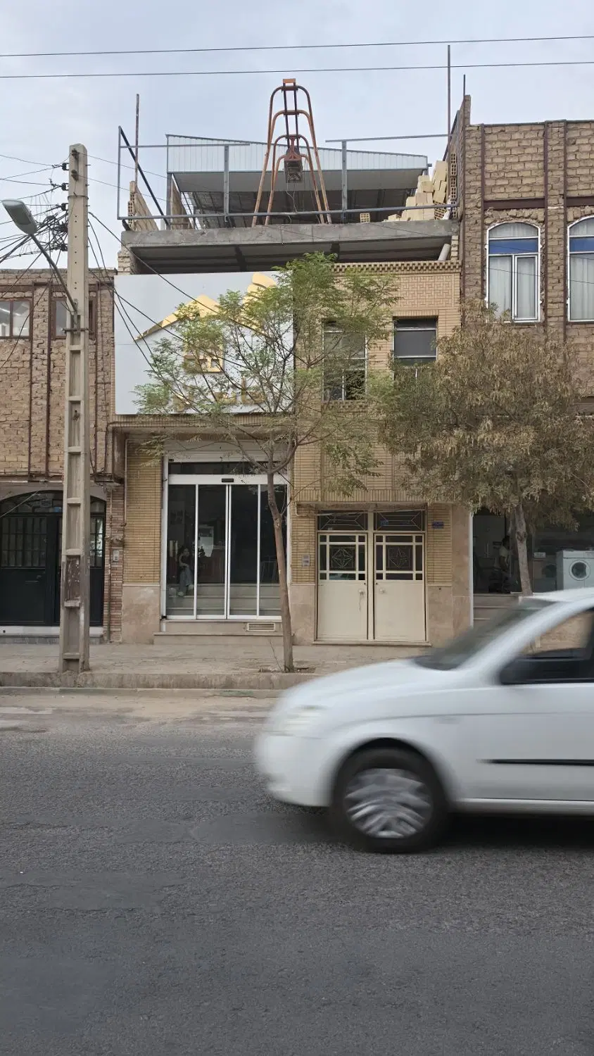 ساختمان ۴ طبقه تجاری مسکونی