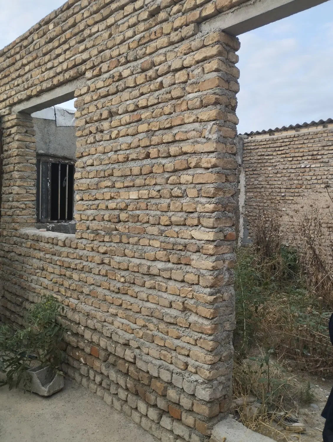 خانه نیمه ساخت انجیراب