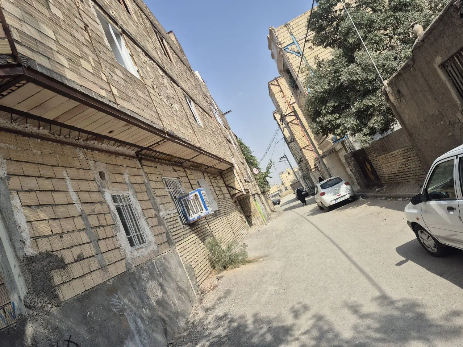 ۱۱۰ متر دونبش طبقه اول  حاشیه خیابان