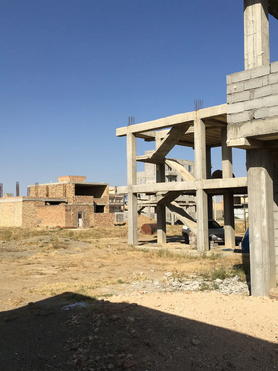 اسکلت نیمه کاره ولنده ۱۳ ابان