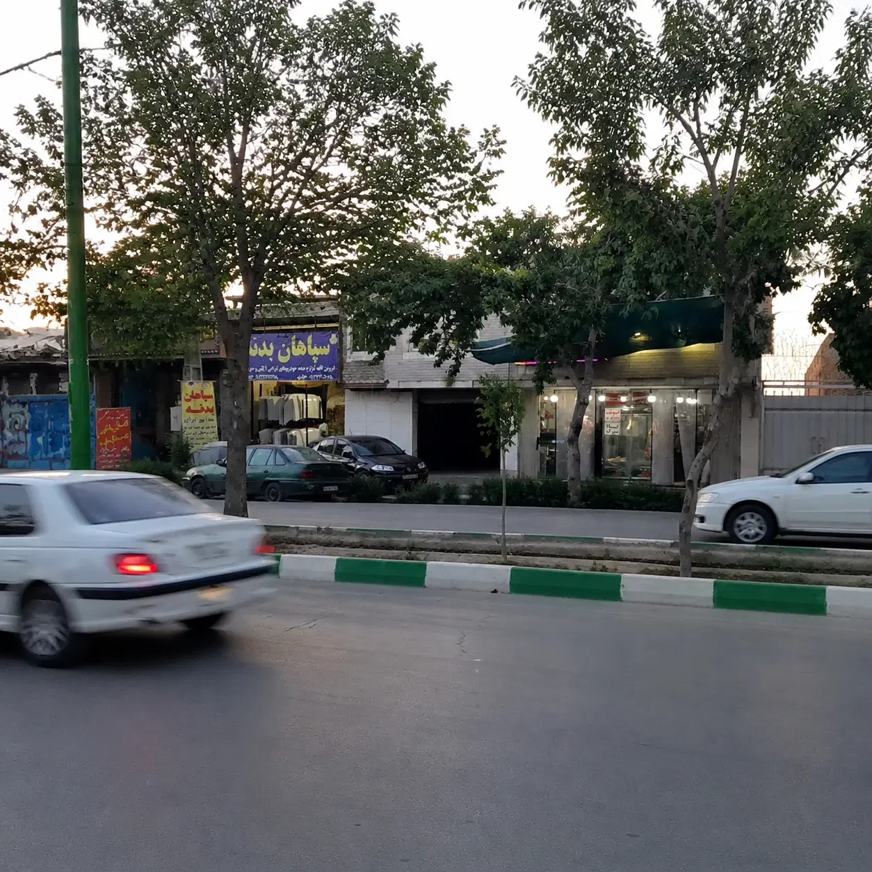 مغازه ۶۰ متری بر کهندژ  ماشین رو زیاد