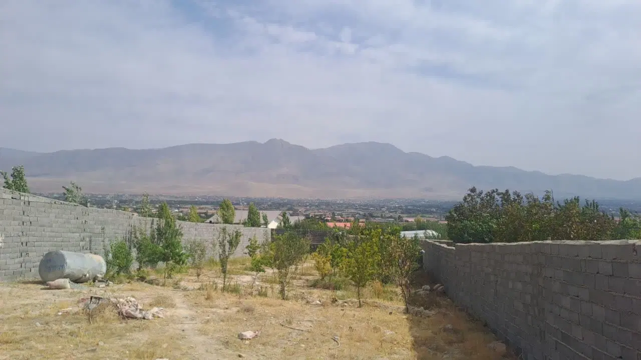 زمین دیوار کشی شده