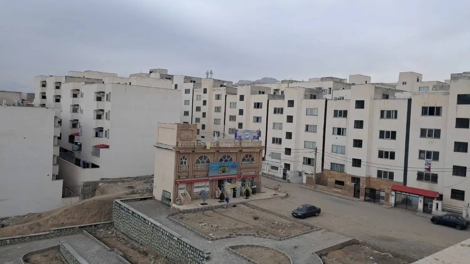 فاز۸محله۱ آپارتمان۹۷متری خام طبقه۴غربی مالک اولیه