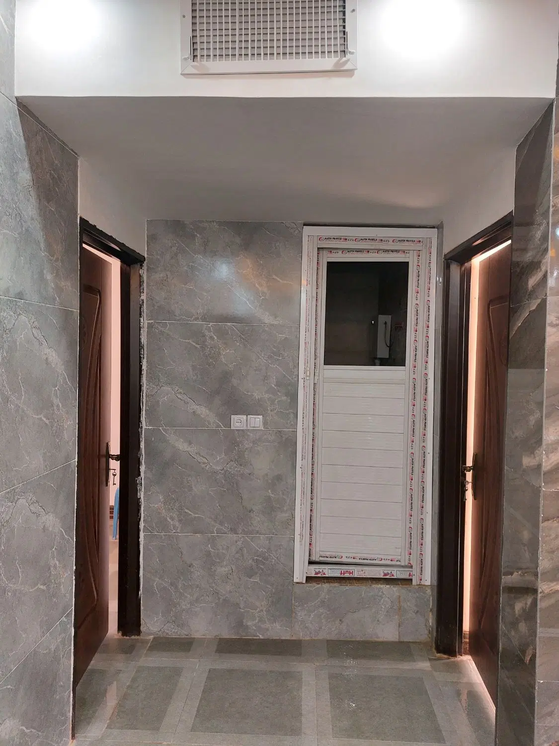طبقه دوم شاپورجان بالای جاده نزدیک ب خیابان اصلی