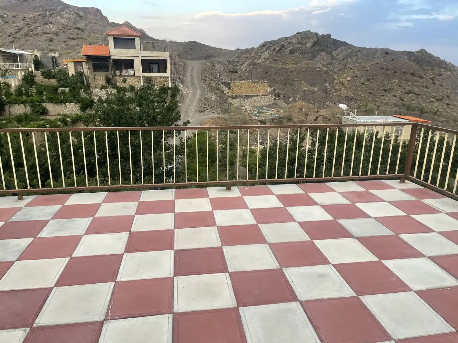 باغ واقع در قز(روستایی خوش آب و هوا)
