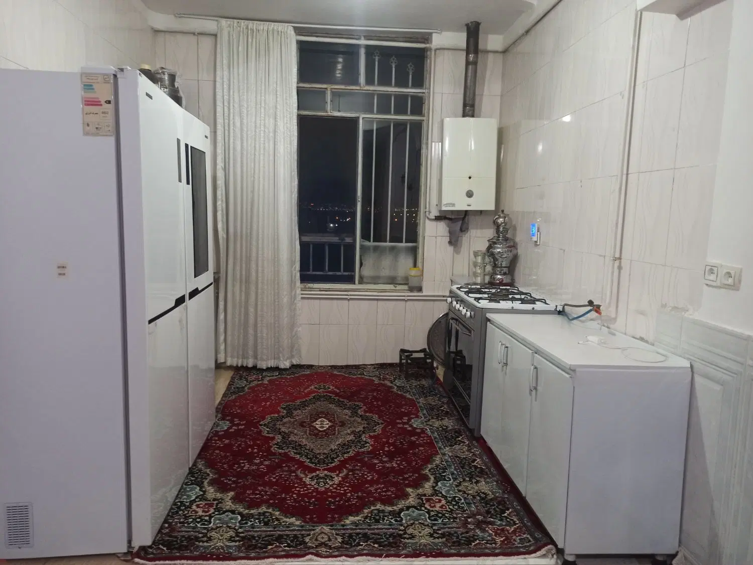خانه بر خیابان مدرسه