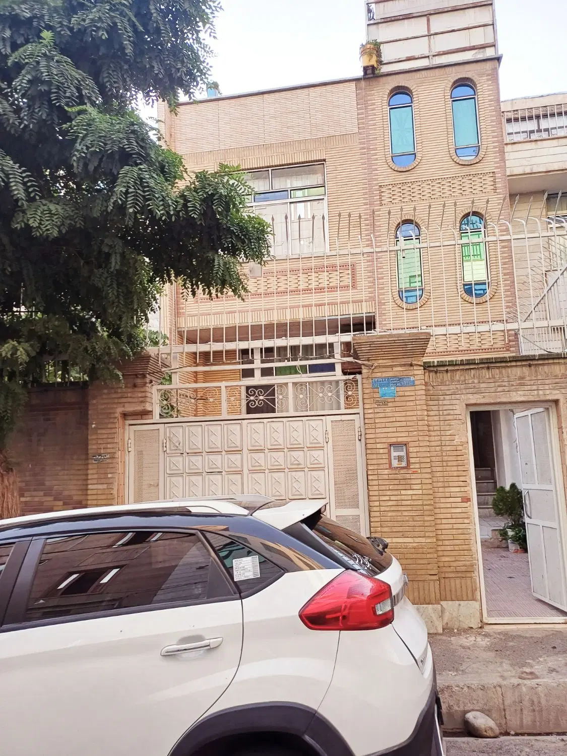 ویلایی سه طبقه و نیم در بهترین لوکیشن امامزاده