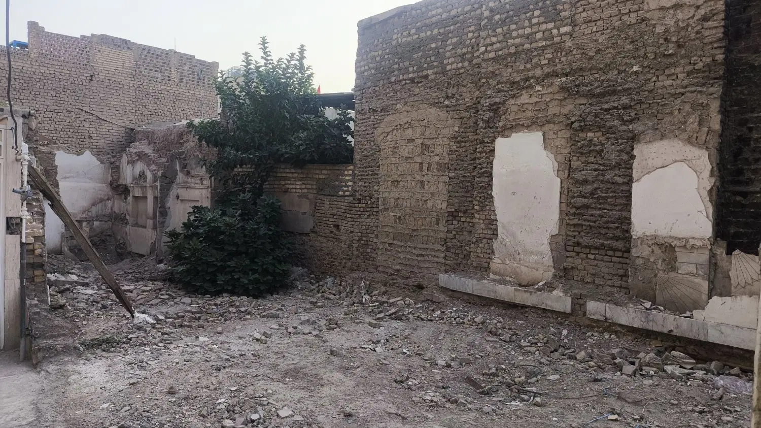 زمین ۱۱۴ متری دم حرم مناسب برای مسکونی و زائر سرا