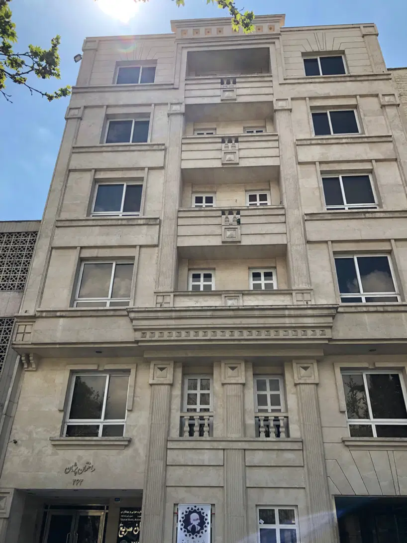 بر ظفر۸۵ متر ۳ اتاق ۲ پارکینگ لوکس سند اداری