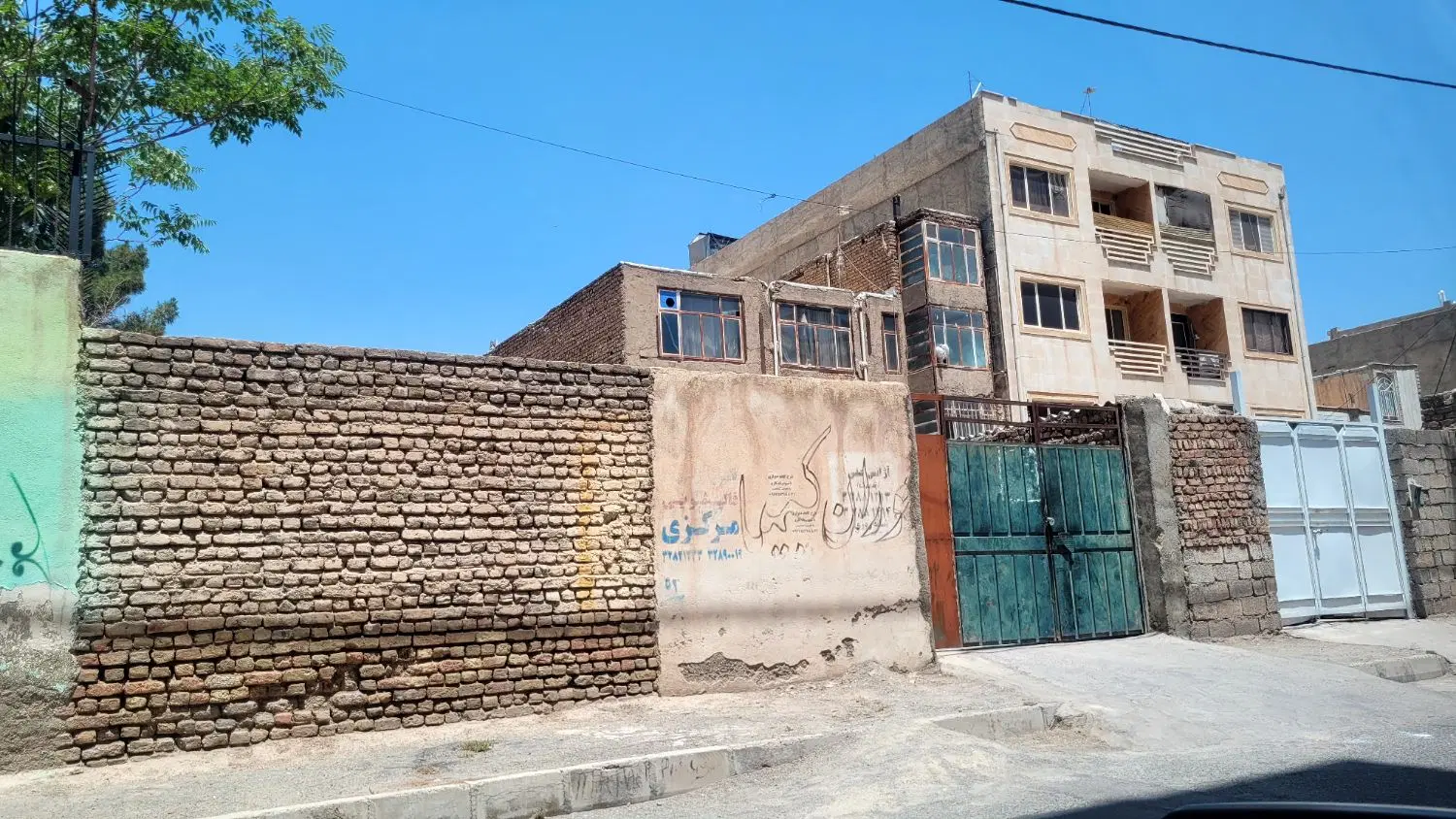 ملک دو کله دو دهنه مغازه تجاری به همراه زمین پشتی