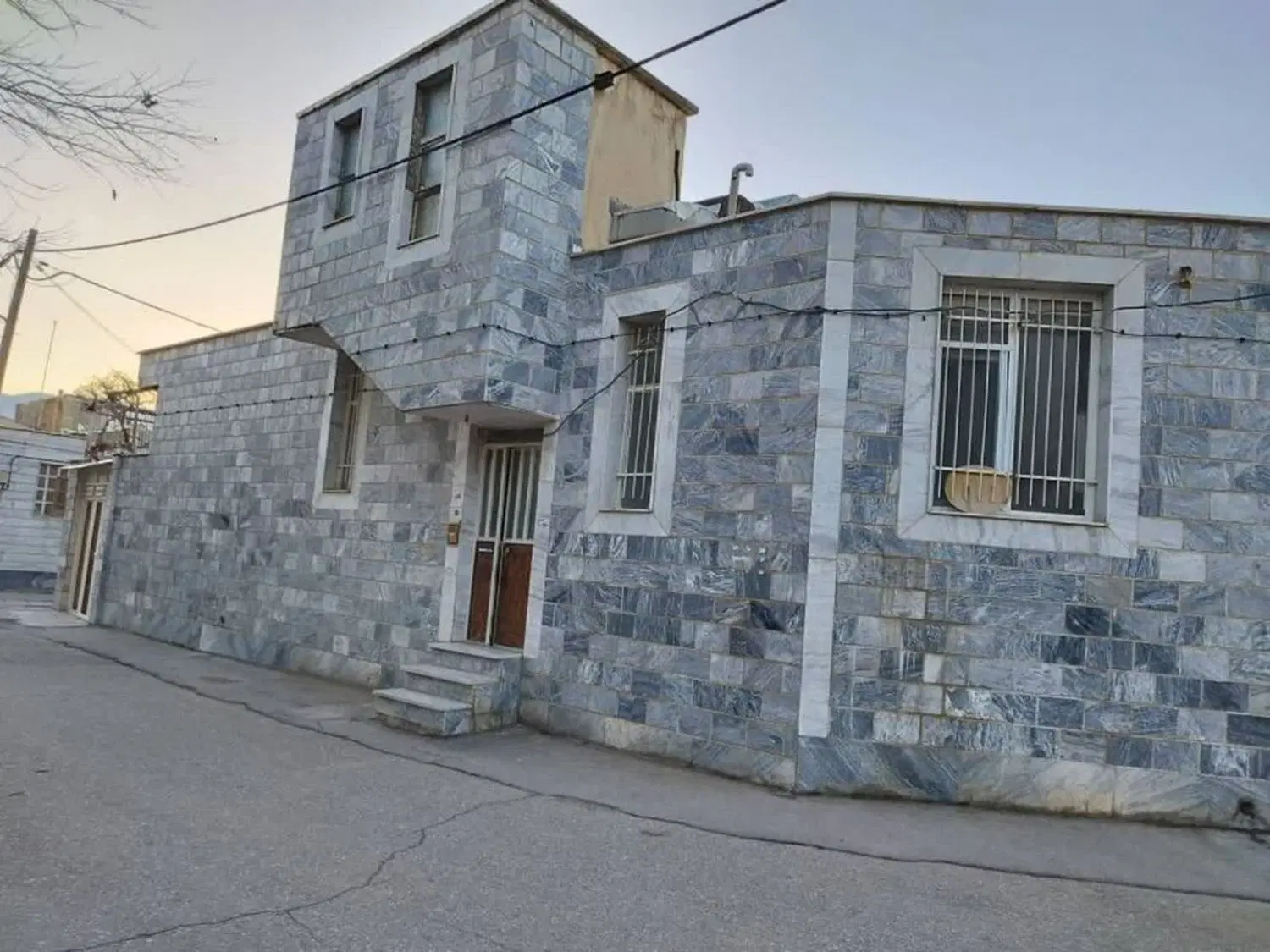 ویلایی دربست خیابان مدرس ۱۴۰ متری _ خوش قیمت