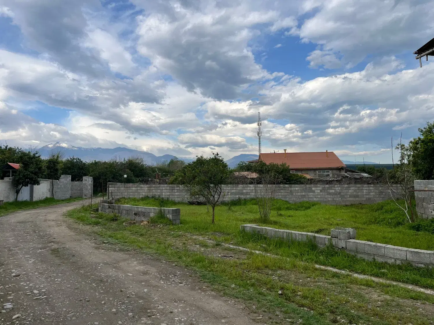 زمین مسکونی به مساحت ۳۲۰  و ۲۸۵ متر واقع در چناربن