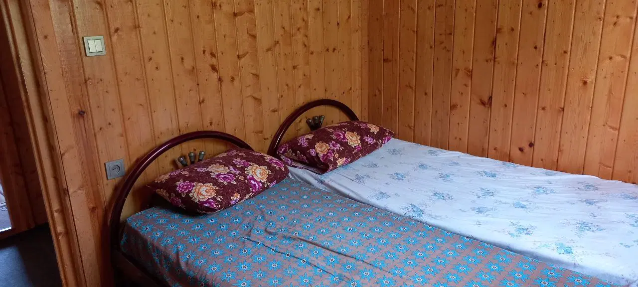 کلبه چوبی نوساز وحدت