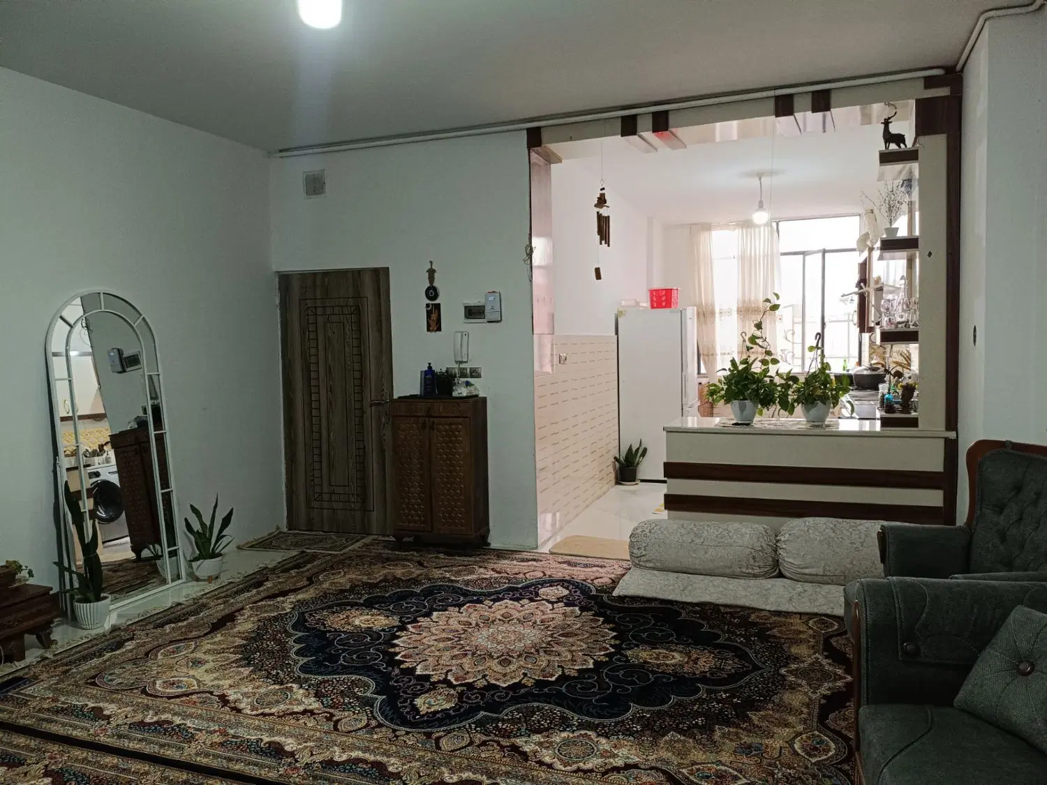 آپارتمان ۱۰۰ متری حاشیه خیابان اصلی  در مشهد