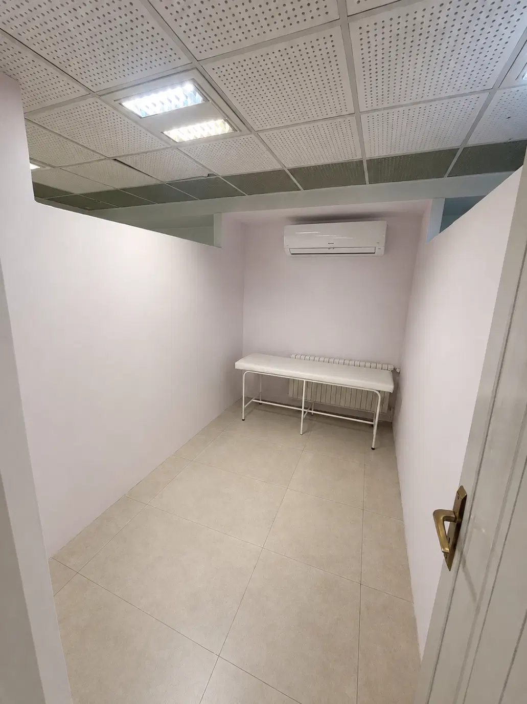 اتاق در مطب پزشک ولیعصر