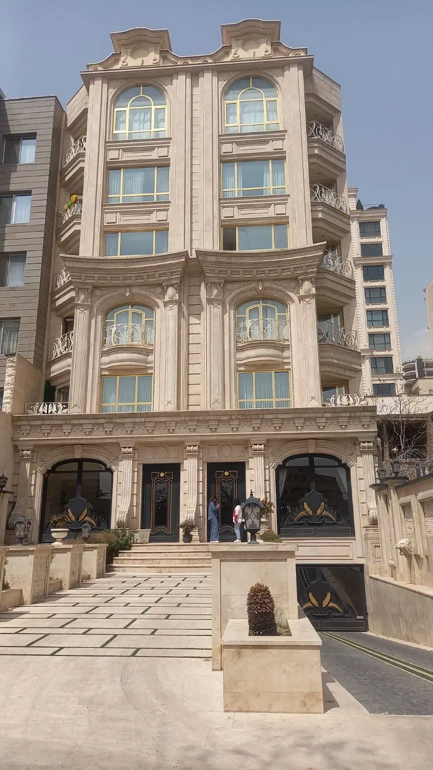 ۳۰۰ متر ۴ خواب ۲ مستر                ( ۳ پارکینگ )