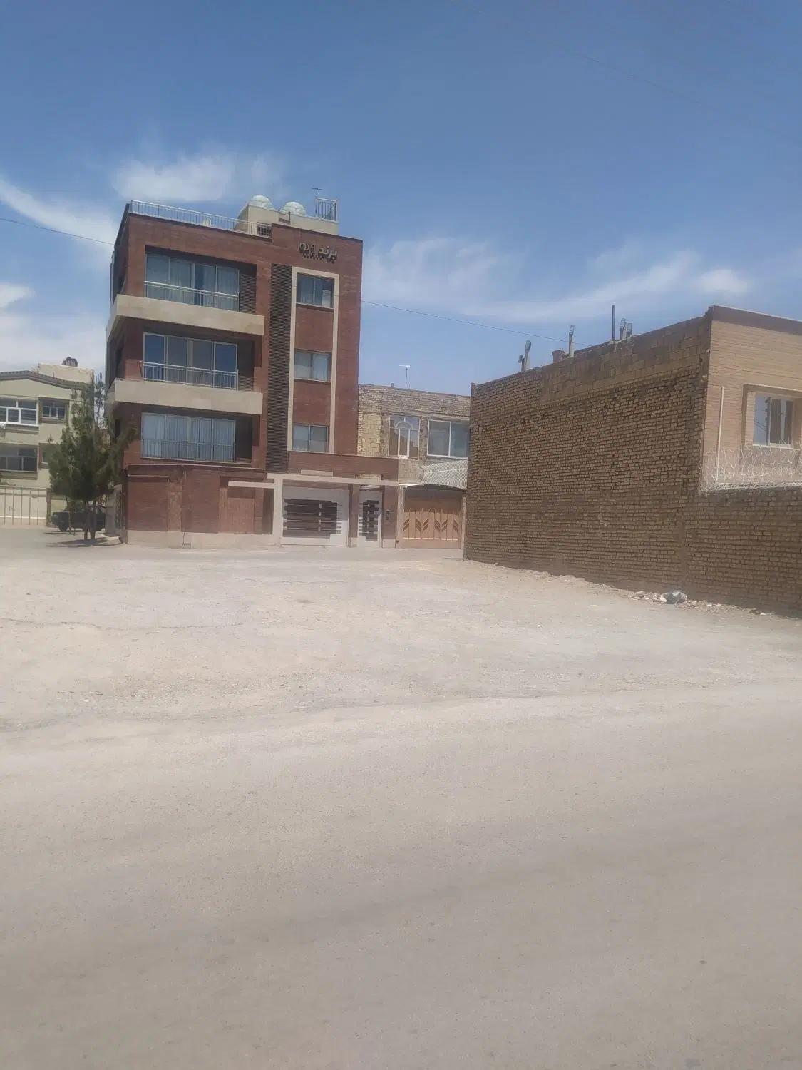 فروش زمین سه نبش با پروانه مسکونی تجاری