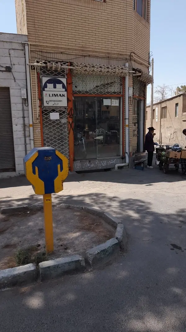 زیر زمین تجاری حاشیه خیابان اصلی جمهوری