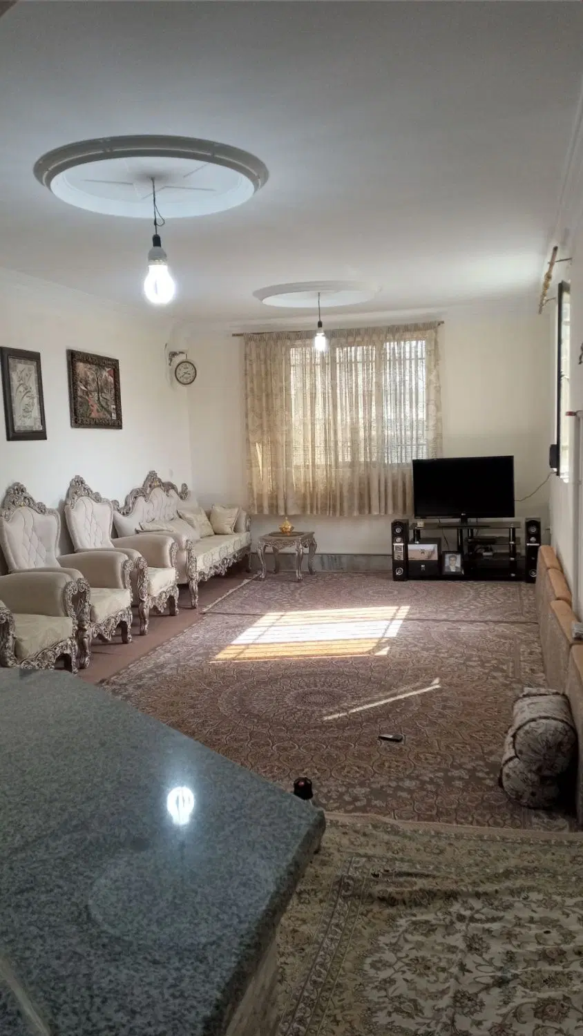 خانه ۱۱۷ متری دوخوابه طبقه اول غرق نور