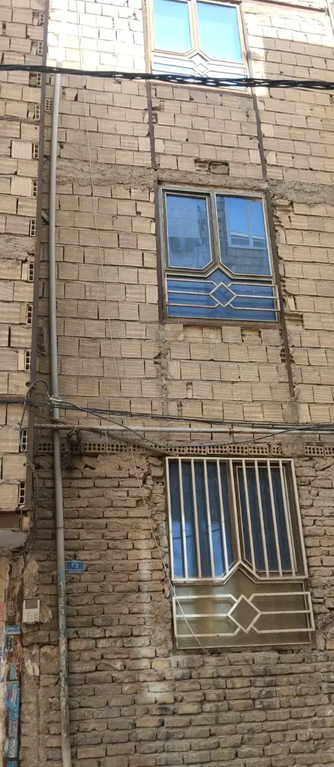 فروش خانه سه طبقه زیربنا۱۲۰مترباحیاط طبقه۲و۳ ۹۰متر