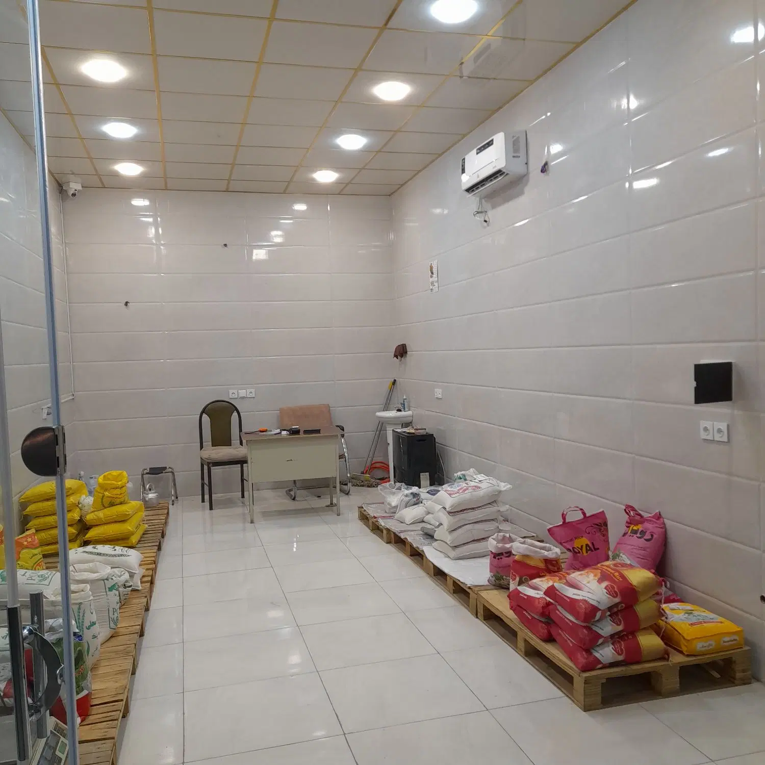 مغازه نبش ۱۷ متری فهیمی