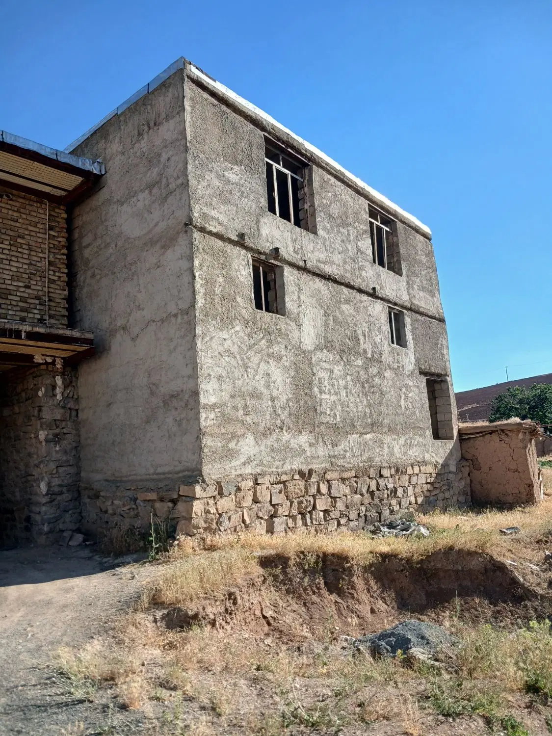 منزل نیمه کاره روستای اجگره کاملا توافقی