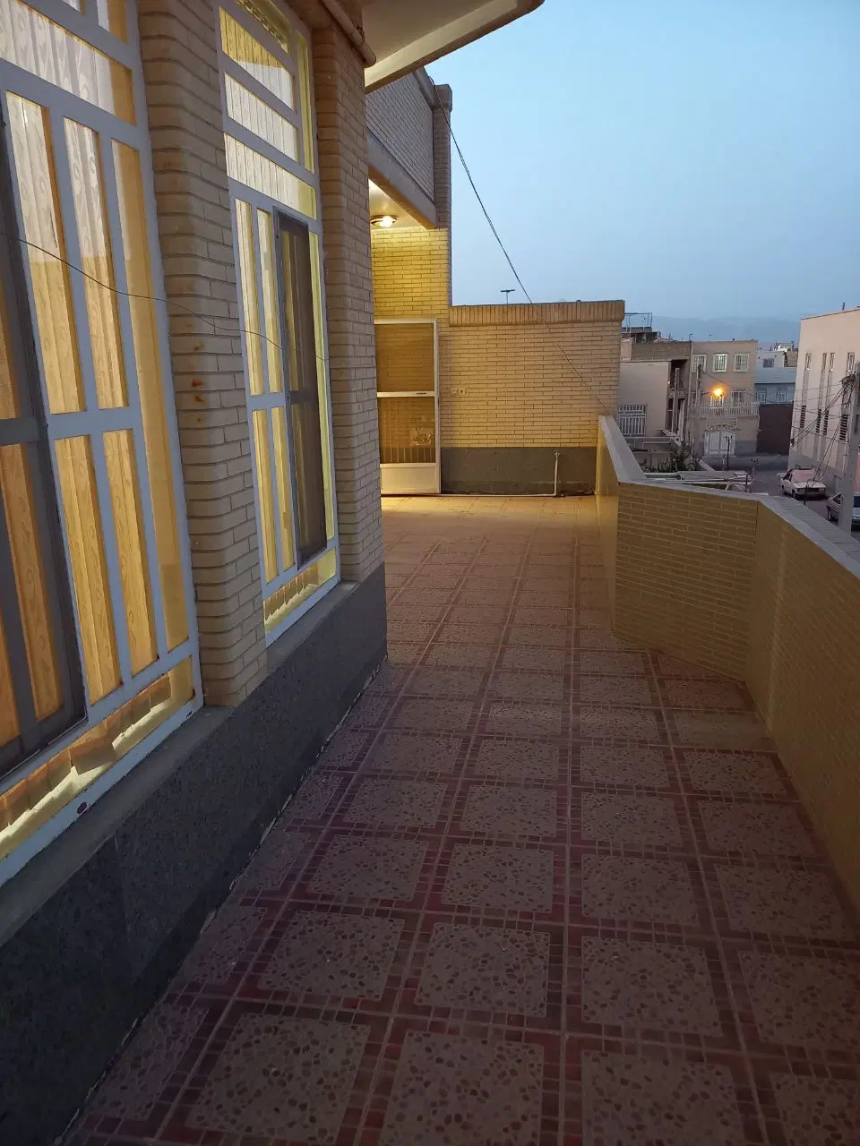 طبقه بالا شیک و دلباز