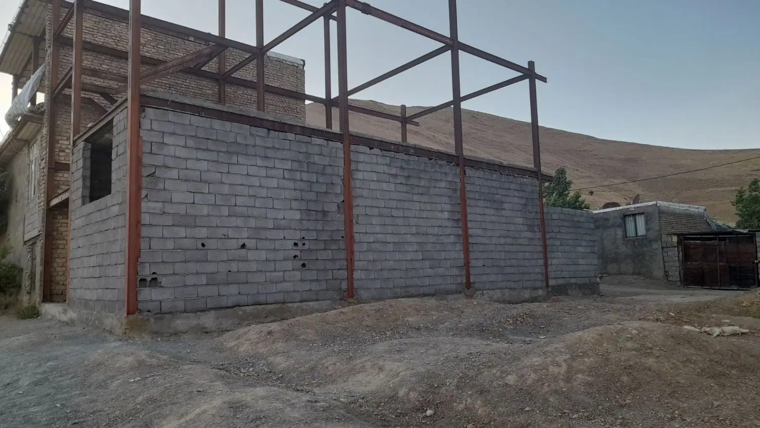 خانه نیمه کاره در حسن آباد