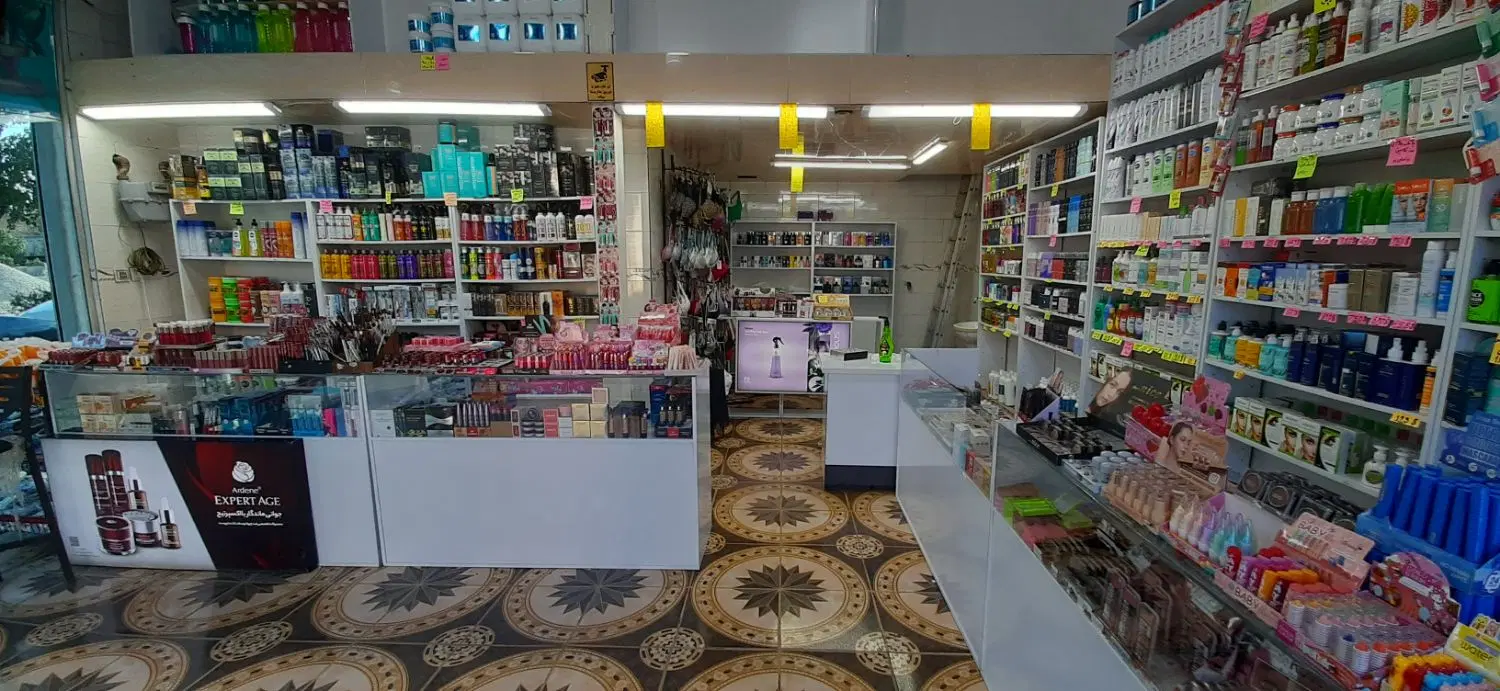 مغازه بر خیابان شریف آباد