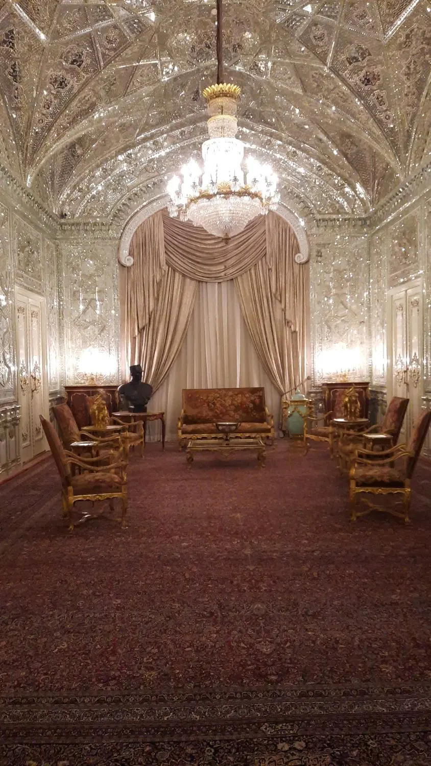 حیاط چهاراه ابوریحان