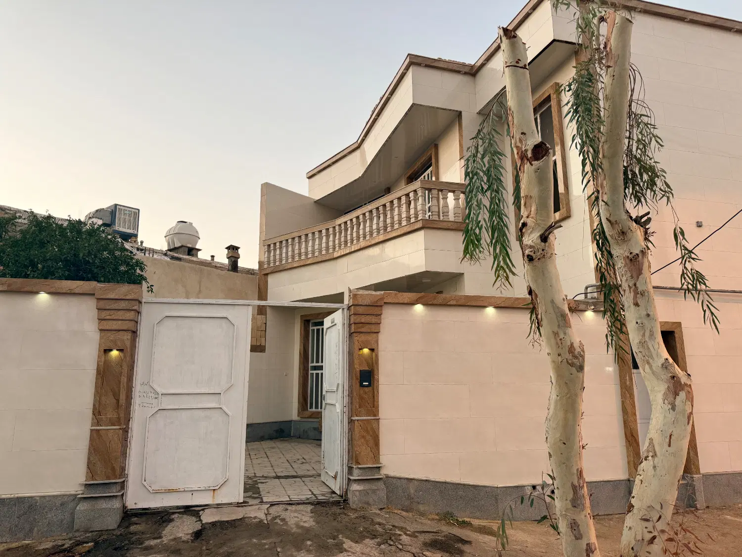 ملک تجاری مسکونی دو طبقه مغازه