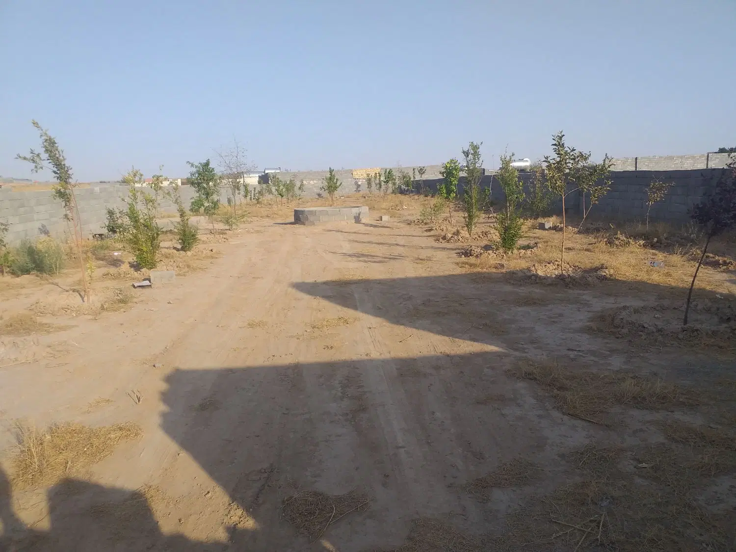 زمین ویلایی دور دیوار