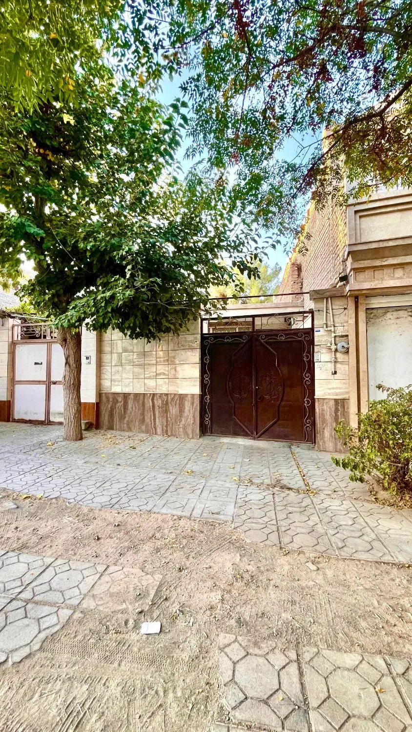 ویلایی حاشیه خیابان