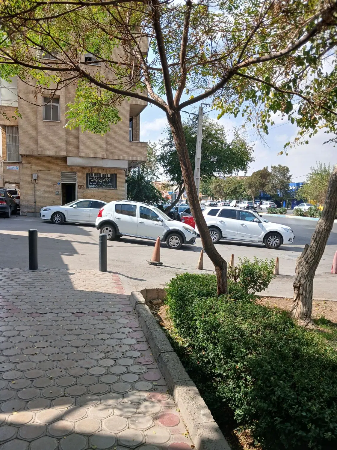 زمین ۲۰۰ متری جنوبی شمالی بر خیابان فرح آباد