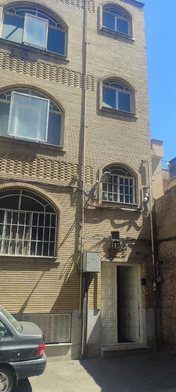 فروش یک دستگاه آپارتمان۳طبقه تک واحدی بصورت دربست