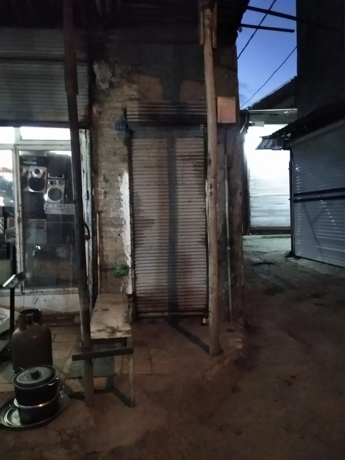 مغازه در دل بازار